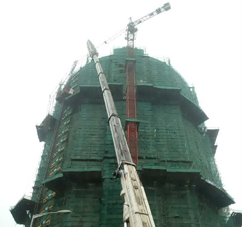 福海吊车在工地上作业